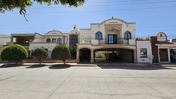 9_3040 | CASA EN VENTA de 5 recámaras, recámara en planta baja Fracc. Del Real en Los Mochis | Realhaus